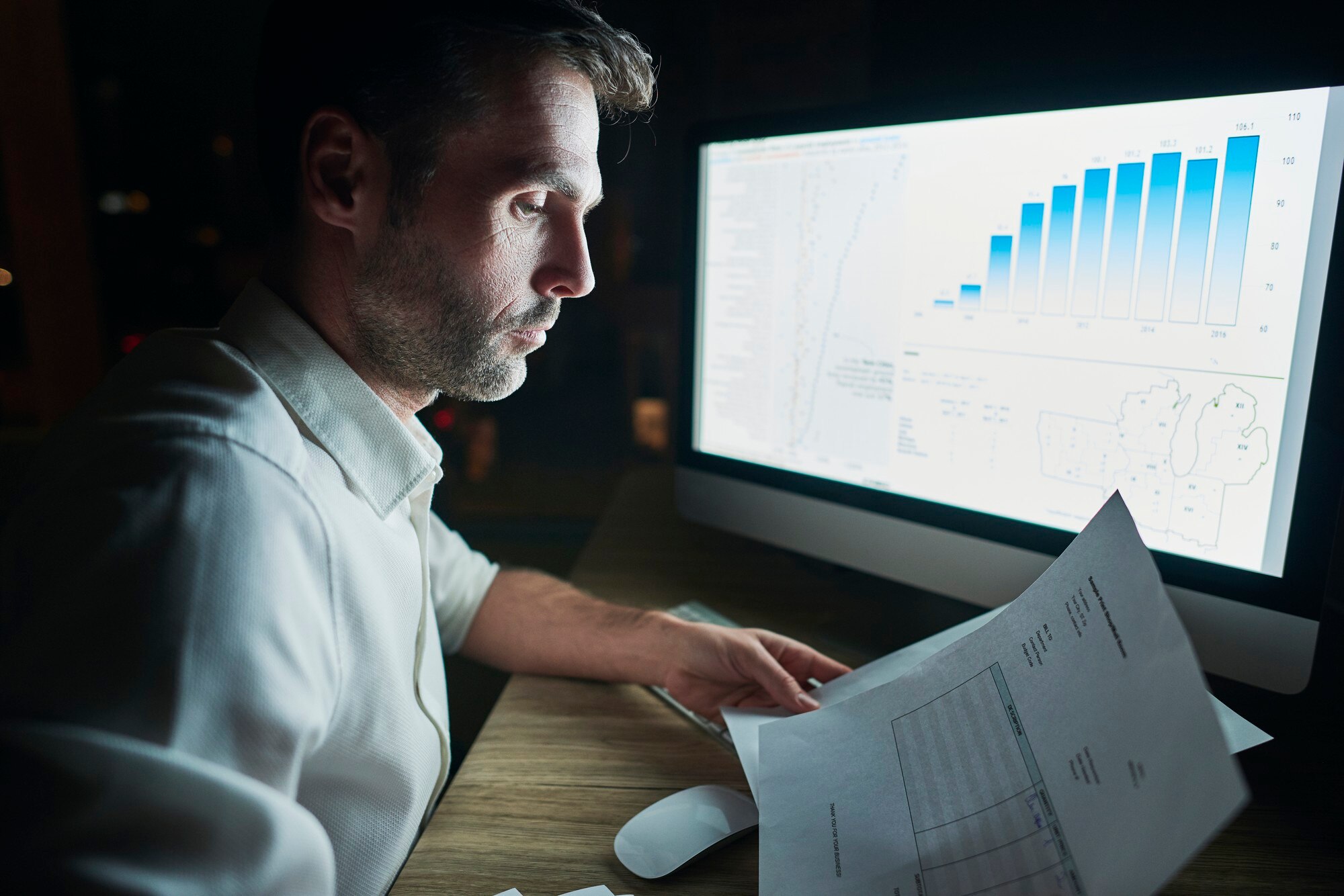 Persona analizando datos